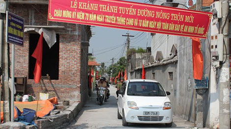 Tuổi trẻ Công an huyện Kiến Thụy giúp dân làm đường