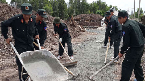 Cảnh sát cơ động Kiên Giang hành quân dã ngoại giúp dân