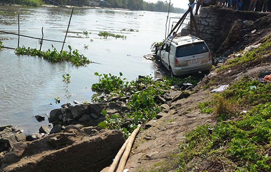 Tai nạn giao thông 2 xe rơi xuống sông