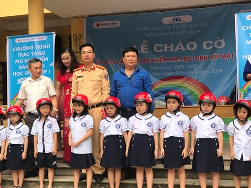 CSGT tặng mũ bảo hiểm cho học sinh ở thị trấn Xuân Mai, Hà Nội