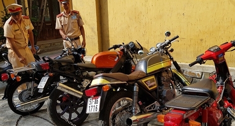 Ôtô chở môtô ‘lậu’ bị CSGT bắt giữ