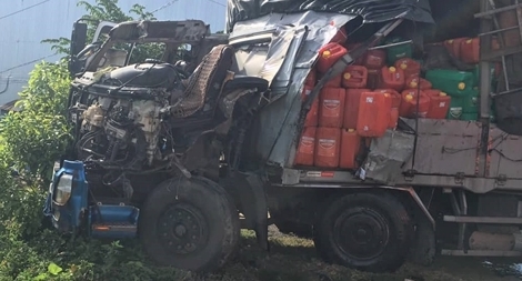 Tài xế xe tải thoát chết hy hữu sau vụ tai nạn trên QL1A