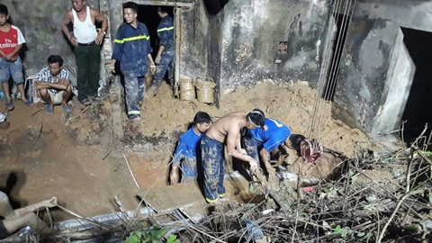 Cảnh sát vật lộn với bùn đất trong đêm tìm kiếm thi thể nạn nhân sập giếng