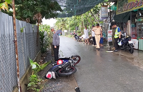 Tai nạn xe máy trên đường làng, 2 anh em sinh đôi thương vong