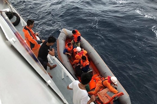 Tiếp tục tìm kiếm 9 thuyền viên Nghệ An mất tích trên biển