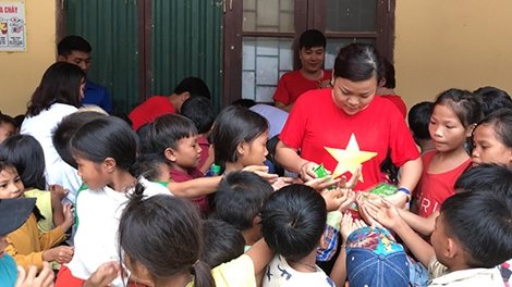 Sẻ chia với người dân và học sinh nghèo vùng mưa lũ miền Trung