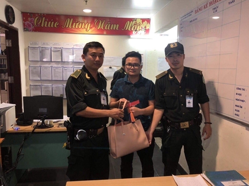 “Cầm nhầm” túi xách có hơn 60 triệu của hành khách tại sân bay Đà Nẵng 
