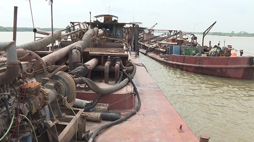 Bắt quả tang 2 tàu hút cát trái phép trên sông Hồng