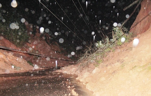 Đà Lạt: Mưa lớn đất đổ đè lên nhà dân