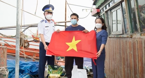 Cảnh sát biển thăm, tặng quà ngư dân có hoàn cảnh khó khăn