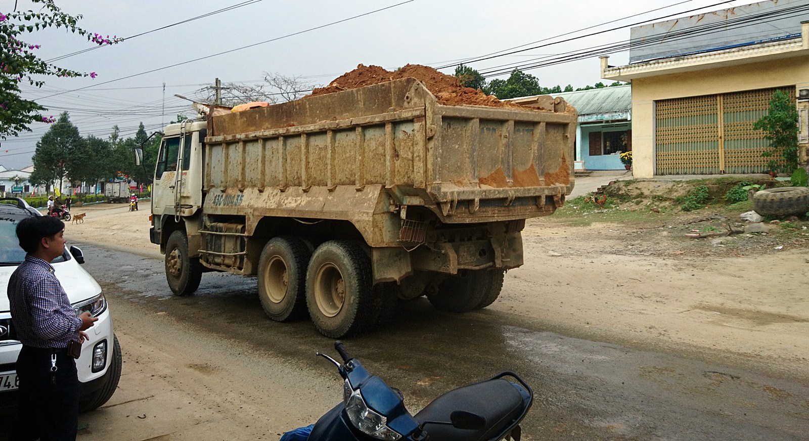 Xe tải tung hoành gây ô nhiễm bụi mù mịt ở miền núi Quảng Nam