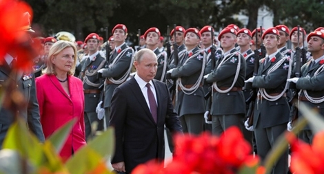 “Giải trình” của nữ Ngoại trưởng Áo về một động thái lạ với ông Putin