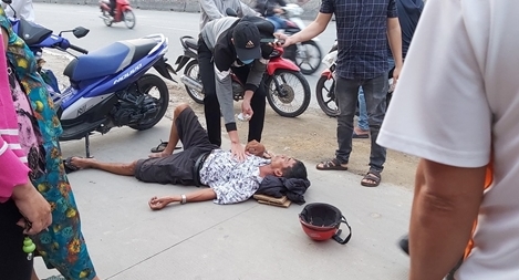 Người đàn ông đi xe máy bị đánh bất tỉnh trên QL1A