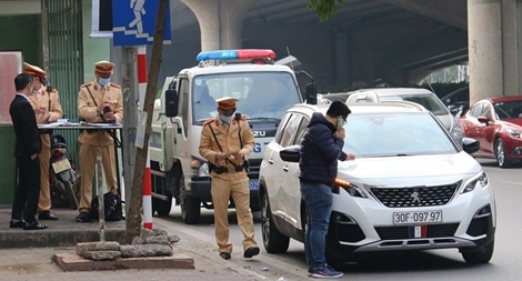CSGT Hà Nội ra quân xử lý ô tô dừng đỗ trái luật