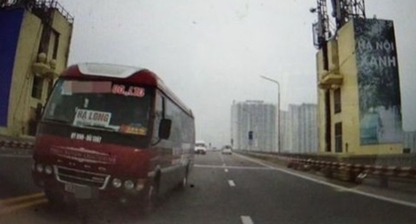 Xử phạt lái xe khách đi ngược chiều trên cầu Thăng Long