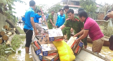 Tuổi trẻ CAND giúp dân khắc phục mưa lũ