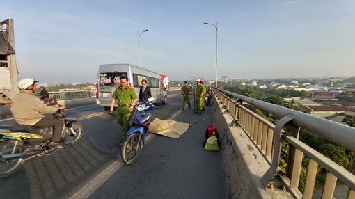Hai xe máy va chạm trên cầu Rạch Miễu, một phụ nữ tử vong