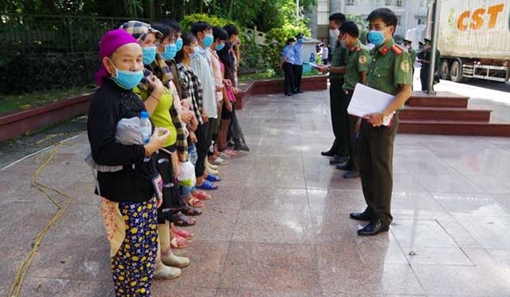 Công an Hà Giang tiếp nhận công dân do Trung Quốc trao trả