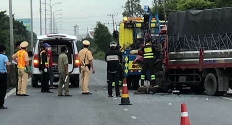 Xe tải tông xe chở dừa đỗ ven đường, tài xế tử vong tại chỗ
