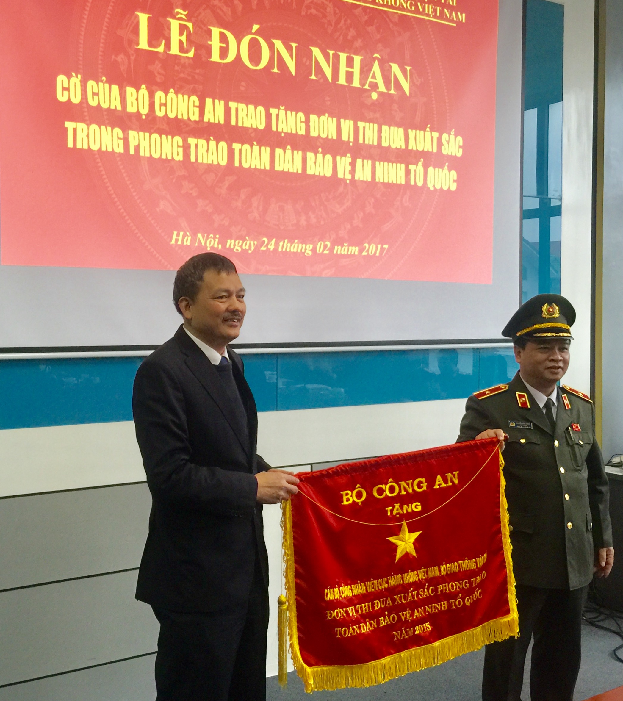 Bộ Công an trao tặng cờ thi đua xuất sắc cho Cục Hàng không Việt Nam