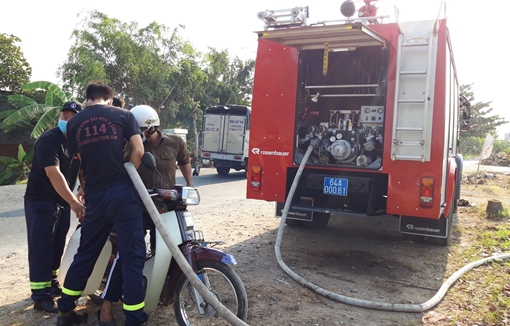 Công an Vĩnh Long điều xe chữa cháy cấp nước sạch cho người dân vùng hạn mặn