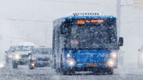 Xe bus vỡ kính giữa bão tuyết, hành khách bị tuyết trắng phủ kín