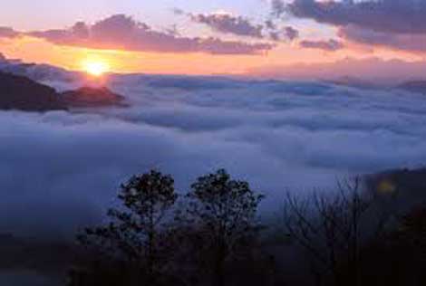 Núi Hàm Rồng: Bức tranh thiên nhiên tuyệt đẹp của núi Hàm Rồng sẽ mang lại cho bạn cảm giác thư thái và hứng khởi. Hãy cùng chiêm ngưỡng vẻ đẹp hùng vĩ của núi rừng này để tận hưởng khoảnh khắc tuyệt vời trong tâm hồn của bạn.