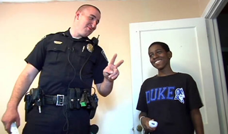 Những hành động nhỏ ấm áp mọi trái tim của người cảnh sát ...