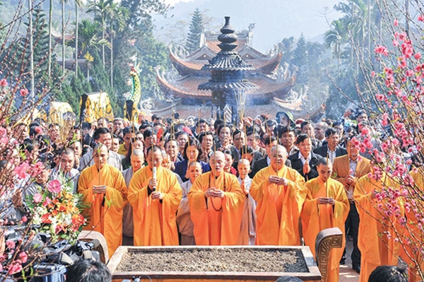 Hàng vạn du khách trẩy hội chùa Hương trong ngày khai hội - Báo Công an  Nhân dân điện tử
