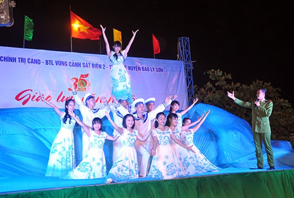 Giao lưu văn hóa và tặng quà tình nghĩa tại huyện đảo Lý Sơn, tỉnh Quảng  Ngãi - Báo Công an Nhân dân điện tử