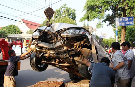 Xế hộp nát đầu khi húc gãy cột điện giữa thành phố