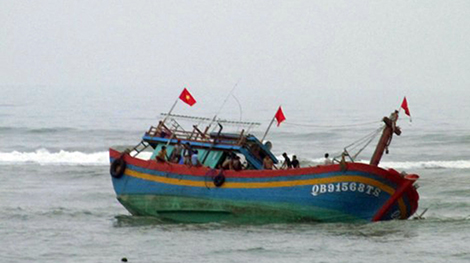 Công an xã cứu thành công một tàu cá cùng 10 ngư dân bị sóng đánh mắc cạn