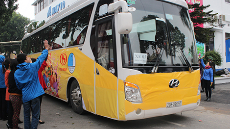 Lễ tiễn 300 nữ thanh niên công nhân về quê ăn Tết