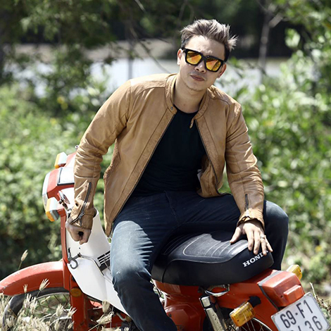 Ca sỹ Đông Hùng: "Tôi nằm ngoài showbiz"