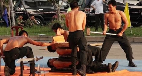 Thán phục xem "Cảnh sát đặc nhiệm biểu diễn tuyệt chiêu"