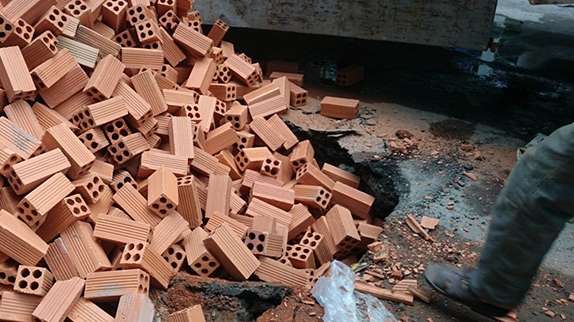 Xe chở gạch quá tải làm sập cống thoát nước