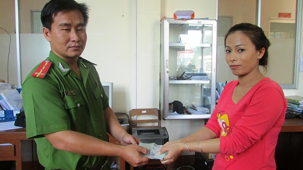 Cán bộ Công an 2 lần ‘nhặt của rơi tìm người trả lại’