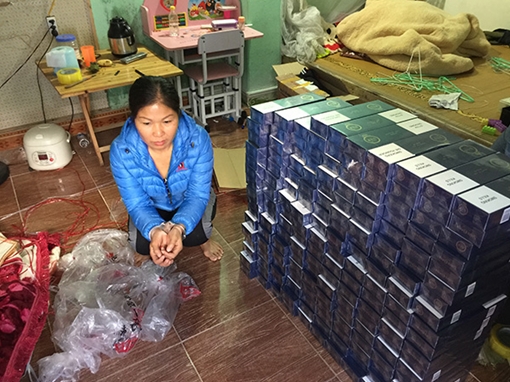 Gần 4 nghìn bao thuốc lá giấu trong thảm lót ghế 