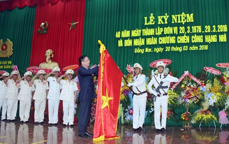 Trại giam Xuân Lộc đón nhận Huân chương Chiến công hạng Nhì 