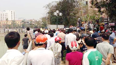 Nỗ lực cứu bé trai ngã xuống hồ không thành