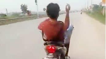 Tạm giữ phương tiện của đối tượng điều khiển xe máy bằng chân