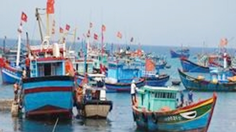 Hải quân giúp ngư dân sửa chữa tàu cá trên vùng biển Hoàng Sa