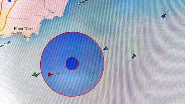 Lốc xoáy đánh chìm tàu câu mực, 7 ngư dân mất tích