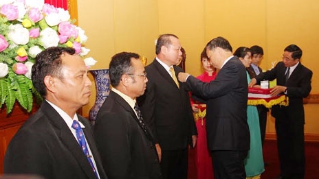 Tặng Kỷ niệm chương Bảo vệ An ninh Tổ quốc cho cán bộ Cơ quan đại diện Bộ An ninh Lào tại Việt Nam 