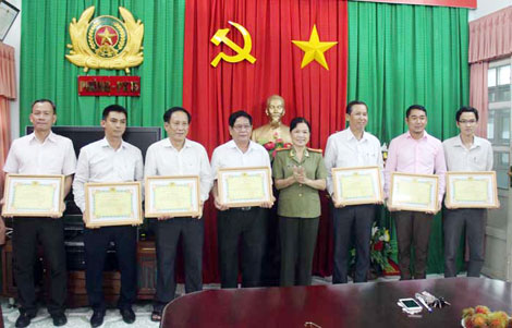 Công an tỉnh Vĩnh Long tặng Giấy khen cho PV Báo CAND