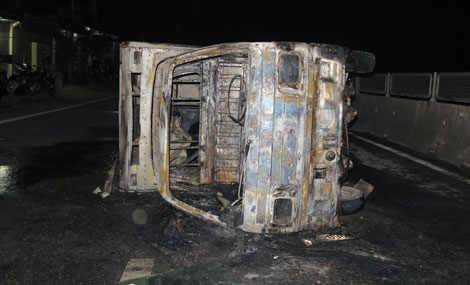Xe tải bốc cháy dữ dội sau tai nạn