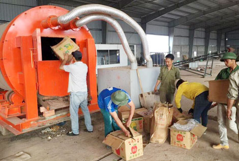 Tiêu hủy trên 2 tấn thực phẩm và 10.000 con cá rô phi giống nhập lậu