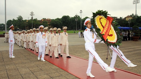 Ban liên lạc cán bộ Công an chi viện miền Nam thời kỳ kháng chiến chống Mỹ, cứu nước vào lăng viếng Bác