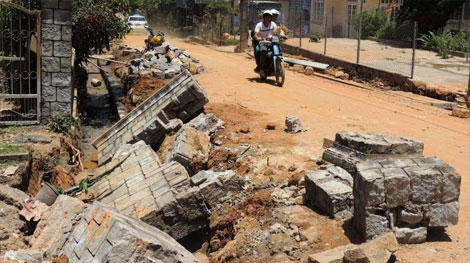 Sập tường rào 2 công nhân chết tại chỗ