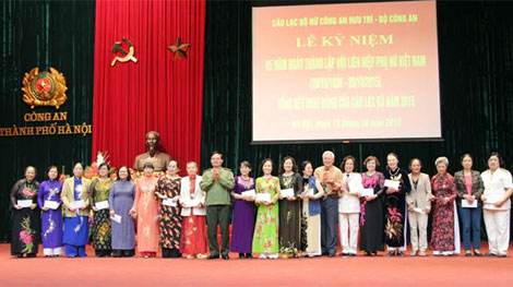 Câu lạc bộ nữ Công an hưu trí kỷ niệm ngày phụ nữ Việt Nam